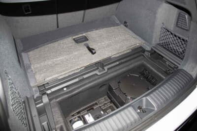 アウディ Q6 e-tron：ラゲッジルーム下部にはパンク修理キットなどが収まる