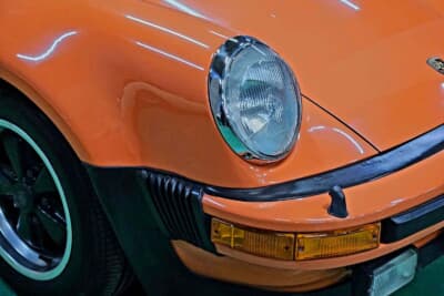ポルシェ 911ターボ：バーンファインドされた当初からボディには深刻な錆や腐食などはなく、細かい傷などを残しつつもオリジナルペイントを残している