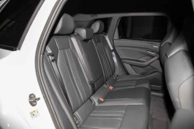 アウディ Q6 e-tron：リアシートは3分割（40：20：40）