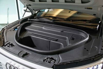 アウディ Q6 e-tron：ボンネット下のフランク（フロントトランク）には64Lの収納スペースを確保