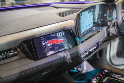 アウディ Q6 e-tron：助手席に配置された10.9インチMMIパッセンジャーディスプレイ