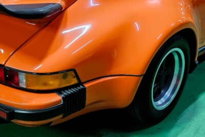 ポルシェ 911ターボ：バーンファインドされた当初からボディには深刻な錆や腐食などはなく、細かい傷などを残しつつもオリジナルペイントを残している