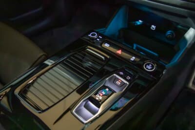 アウディ Q6 e-tron：センターコンソールにはハザード、ボリューム調整、スタート＆ストップスイッチが備わる