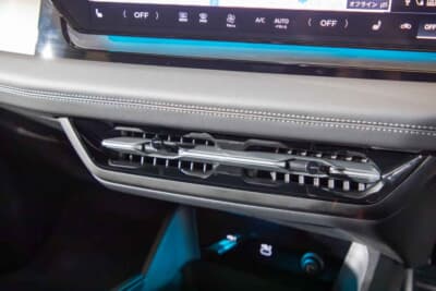 アウディ Q6 e-tron：MMIタッチディスプレイの下にエアコンの吹き出し口が備わる