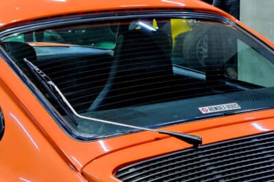 ポルシェ 911ターボ：バーンファインドされた当初からボディには深刻な錆や腐食などはなく、細かい傷などを残しつつもオリジナルペイントを残している