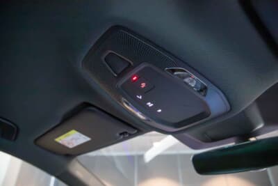 アウディ Q6 e-tron：ルームミラー付近にはSOSボタンも備わる