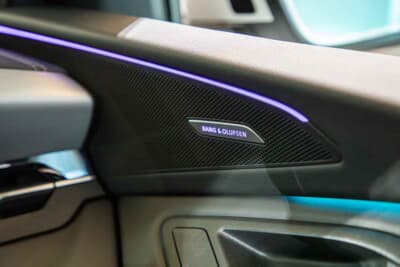 アウディ Q6 e-tron：車内にはアンビエントライトも備わる