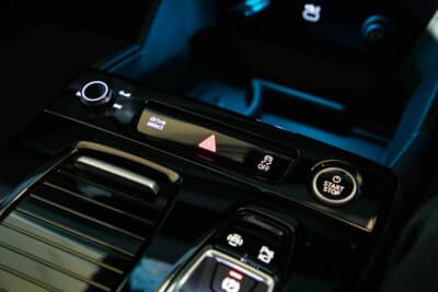 アウディ Q6 e-tron：センタコンソールには、オーディオボリュームスイッチ、ハザード、スタート＆ストップボタンが備わる