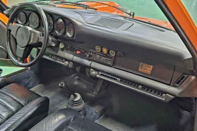 ポルシェ 911ターボ：ダッシュボードもクリーニングする程度で済んでいる