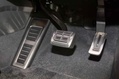 アウディ Q6 e-tron：アルミ製のアクセル、ブレーキペダル