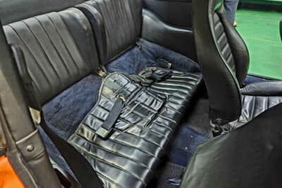 ポルシェ 911ターボ：オプションの本革レザー内装やカーペットもすべていったん取り外し、クリーニングされた