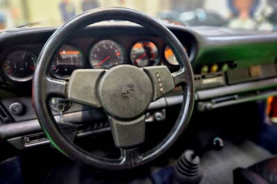 ポルシェ 911ターボ：ステアリングも綺麗な状態だ