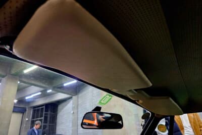 ポルシェ 911ターボ：室内のサンバイザーのみは1975年式特有のテキスタイルが入手不能となっているせいで、リプロ品で賄われている