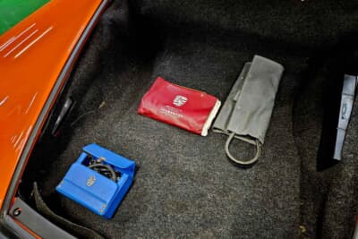 ポルシェ 911ターボ：取説や純正工具なども残されている