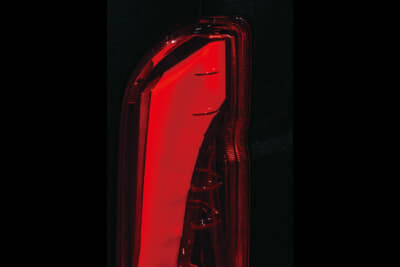 ジュエルLEDテールランプ ウルトラ オメガ：3D形状のLEDライトバーが1本、強烈なまでの存在感を見せつけ、後続車の目を釘付けにしてくれること間違いなし