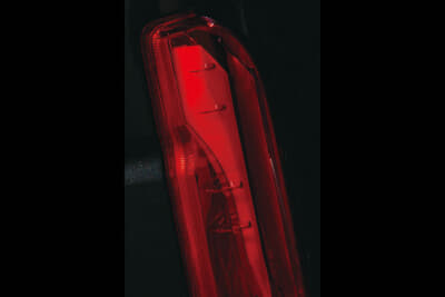 ジュエルLEDテールランプ ウルトラ ラムダ：3D形状のLEDライトバーが2本、幻想的なリアビューを演出してくれるとともに、後続車に鮮烈なまでにスタイリッシュな印象を与えてくれる