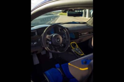 マセラティ GT2 ストラダーレ：インテリアはMC20をベースとしつつ、サーキット走行に適した仕立てに変更されている