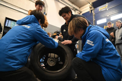毎年NLSのシーズン前半戦は、メインイベントであるニュルブルクリンク24時間レースへ向けて最も重要な準備レースの意味を持つだけに、NLSに参戦する各チームは膨大なチェックリストを用意し、車両走行を通して路面データ収集に余念がない
