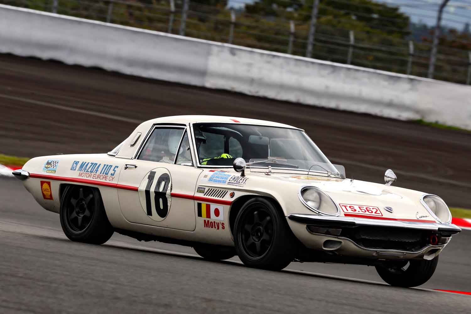 30代で購入したマツダ「コスモスポーツ」を78歳現役でサーキットで