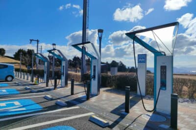 高速道路に設置されている急速充電器