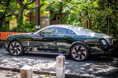 ロールス・ロイス スペクター：後ろヒンジで開閉するドアを備えた、全長5475mmの2ドアクーペ