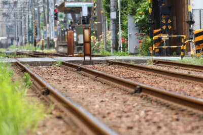昔の踏切には遮断器がなく、安全確認をする必要があった