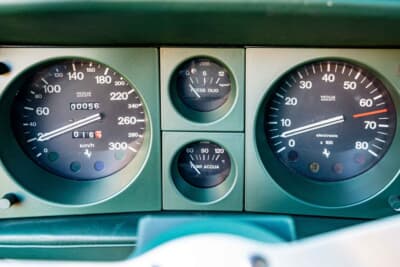 9万2000ユーロ（邦貨換算約1470万円）で落札されたフェラーリ「400i オートマチック」（C）Bonhams