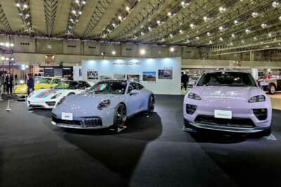日本では発表されたばかりの新型「マカン」と、同じソリッドグレーにペイントされた「911GTS」が並ぶ