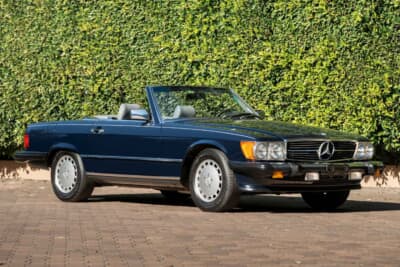 7万8400ドル（邦貨換算約1170万円）で落札されたメルセデス・ベンツ「560SL」（C）Courtesy of RM Sotheby's