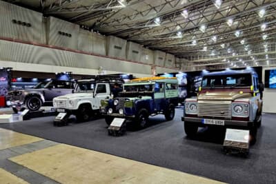 右から順に、ポール・スミス・ディフェンダー、ランドローバー ディフェンダー 110 オクタ、ディフェンダーV8ビスポーク、ランドローバー・シリーズ1の88ステーションワゴン