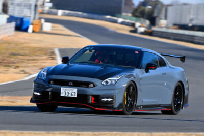 最終コーナーを駆け抜けるGT-R NISMO 2024年モデル