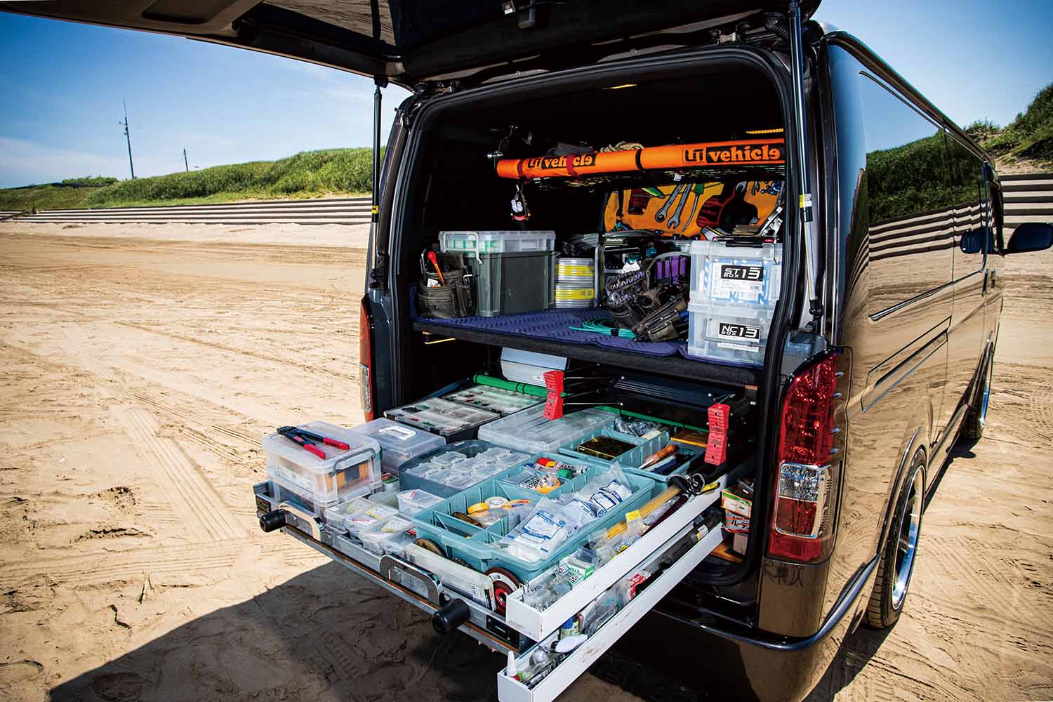 トヨタ「ハイエース」に500キロの荷物を使いやすく積載！ 電工職人の