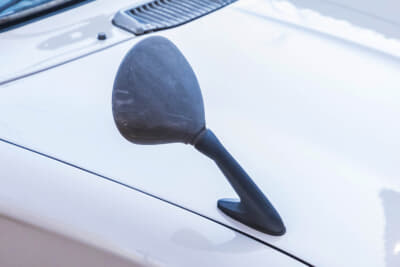 スズキ 4代目 フロンテ：サイドミラーはフェンダーではなくボンネットに装着されている