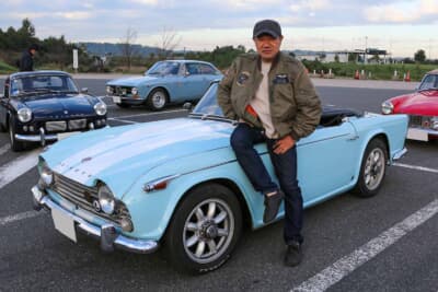 トライアンフ TR4A IRSとオーナーの相川広之さん。現在の愛車はトライアンフ・オンリー。バイクはハスクバーナ SMR510Rを愛用している