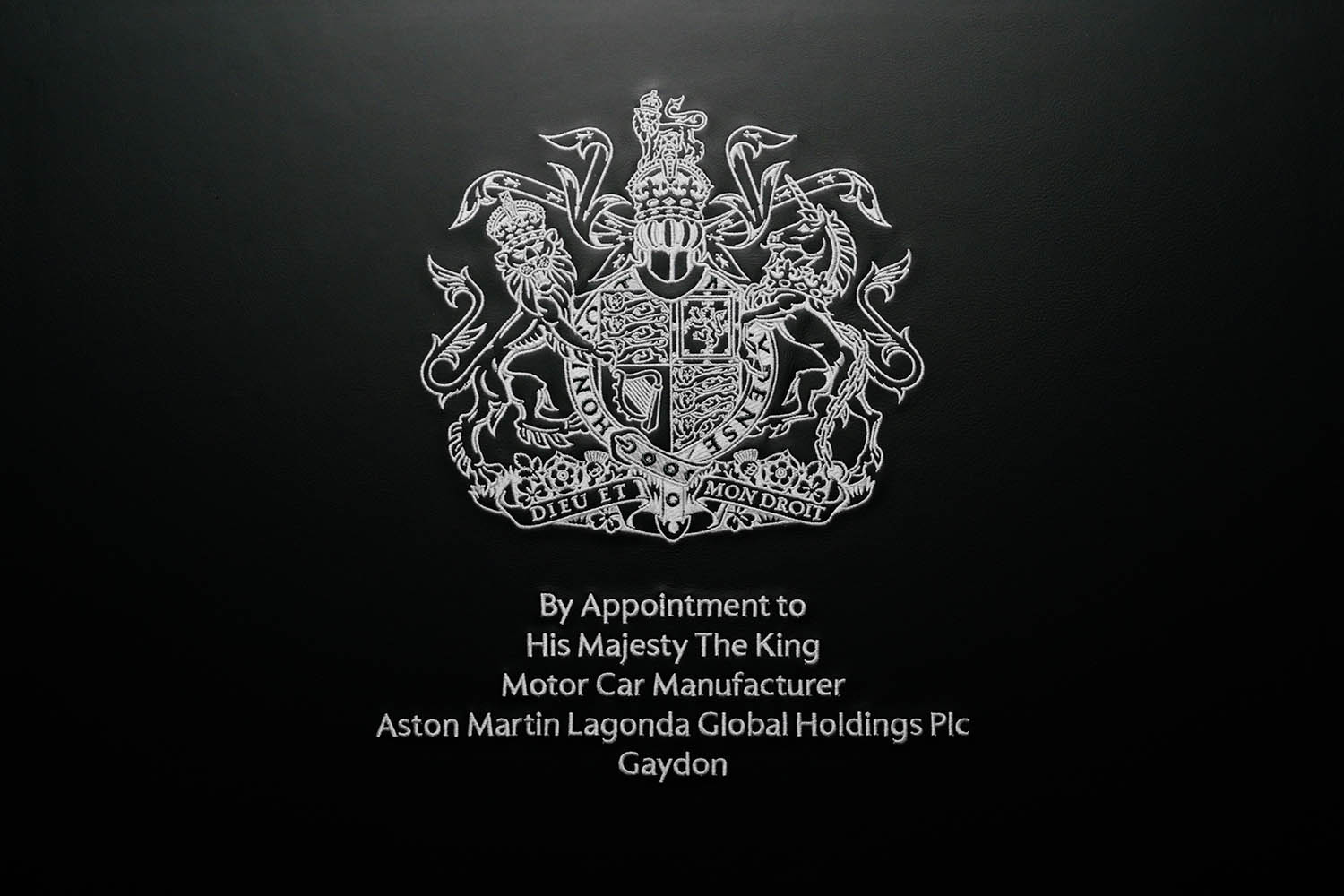 №英国館　王室御用達　ロイヤルワラント　Mappin & Webbテーブルウェア 英国御用達となったアストンマーティンが新紋章を導入