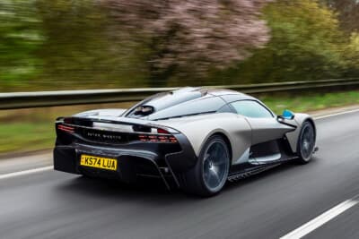 アストンマーティン ヴァルハラ：ヴァルキリーゴールドにヴァーダント・ジェイドを組み合わせたカラーリングが施されている