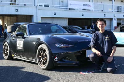 2016年式のマツダ ４代目 ロードスターとオーナーの中嶋竜成さん