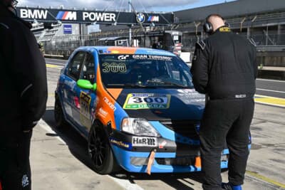 NLS（ニュルブルクリンク耐久シリーズ）にはダチアも参戦中。2024年は大クラッシュに見舞われ、ファンらの支援も受けて復活