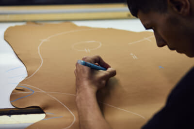 ロールス・ロイスに届いた皮革は、使用に適さないと判断された部分にはチョークで印が付けられる