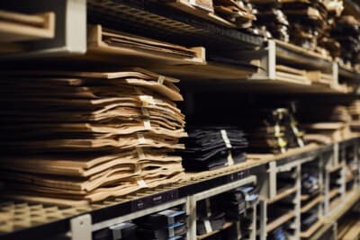 工場に到着したベニアは芳香を放つ加湿室に移され、最低3日間、温度23℃、湿度75％という安定した環境で保管される