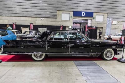 キャデラック フリートウッド 60スペシャル:全長約5.6m、ホイールベース約3.3mという巨大な4ドアハードトップボディが特徴