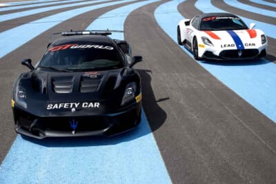 2025年のGT世界選手権ヨーロッパで、マセラティ GT2ストラダーレ（左）がセーフティカーに、MC20（右）がリーディングカーとして起用された