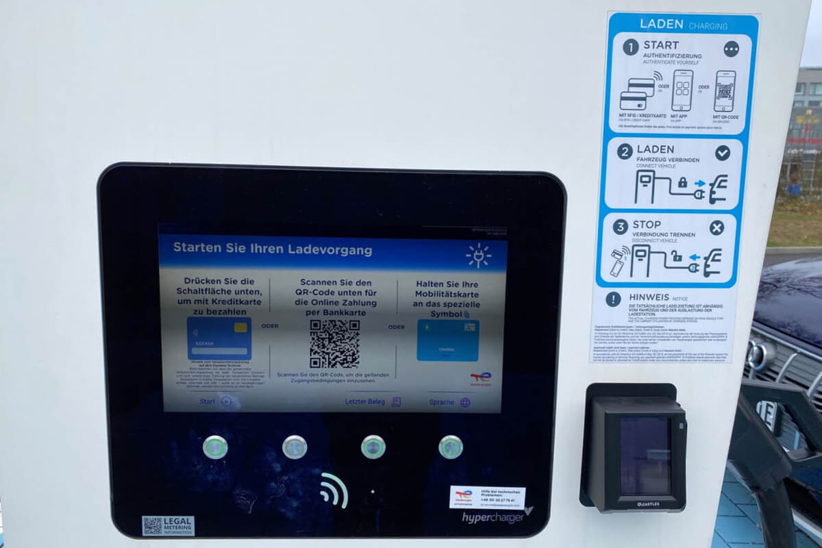 EV（電気自動車）の充電をしたことがない私には、見ているだけでも新鮮です