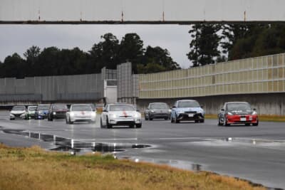 2025年開幕戦は、テスラ モデル S＆３、ヒョンデ アイオニック5N、日産 リーフ、ノート＆オーラ、トヨタ ミライ、ホンダ eなど、通常より若干少ない12台が参戦した