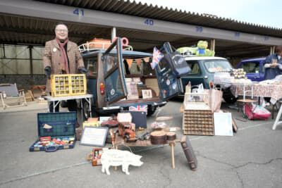 1 愛車1967年製モーリス ミニ トラベラーの荷室を満載にして、初開催となったミニ カーブーツ ミーティングを楽しむ色川さん