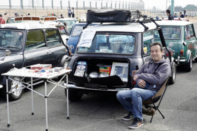 ローバー ミニ クーパー 1.3：「もう遊ばなくなった子どものミニカーも並べてます」とミニカーブーツ ミーティングを楽しんでいたのは、新車から乗り続けているというキャブクーパーで参加の栗山一美さん