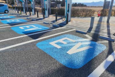 日本国内の急速充電器の多くは、1回に利用できる時間が原則「最大30分」となっている