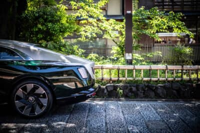 ロールス・ロイス スペクター：ボディにはアルミ製スペースフレームを採用、バッテリーを車両構造に一体化させることで遮音性にも貢献する