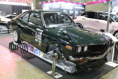 マツダ サバンナRX-3：マフラーメーカーのFUJITSUBOでは下まわりを見やすくディスプレイ