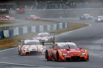 レース開始時はウェットコンディションだったが、次第に路面は乾いていった